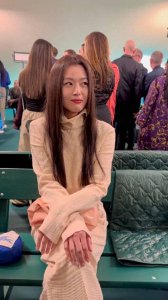 ​41岁全智贤亮相伦敦时装周 长发披肩梦回千颂伊