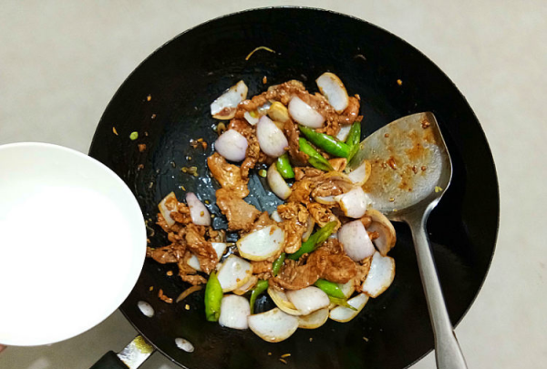 洋葱炒牛肉怎么炒,牛肉炒洋葱怎么做图9