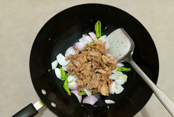 洋葱炒牛肉怎么炒,牛肉炒洋葱怎么做图7