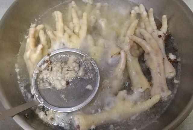 鸡爪在冰箱里冻的时间太长还能吃吗