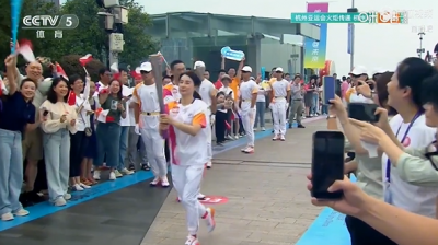 ​郭晶晶在杭州站参与火炬传递