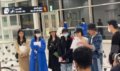 ​迪丽热巴抵达沙特 与《花少5》汇合戴口罩笑意盈盈