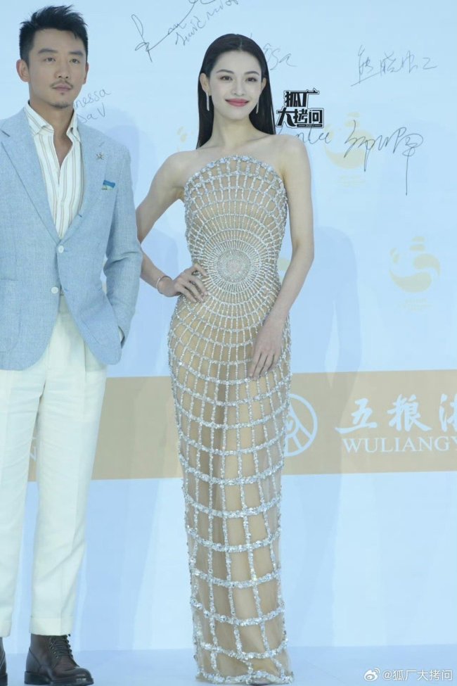 钟楚曦钻石半透长裙璀璨性感 人群中闪耀又亮眼