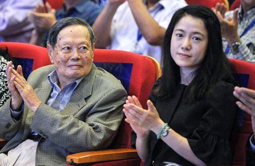 杨振宁和翁帆接吻照片 翁帆以后对这老少恋几乎没有什么美好的回忆