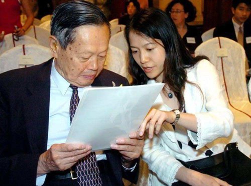 杨振宁和翁帆接吻照片 翁帆以后对这老少恋几乎没有什么美好的回忆
