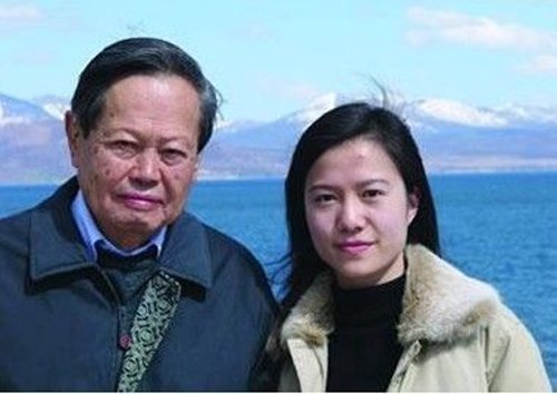 杨振宁和翁帆接吻照片 翁帆以后对这老少恋几乎没有什么美好的回忆