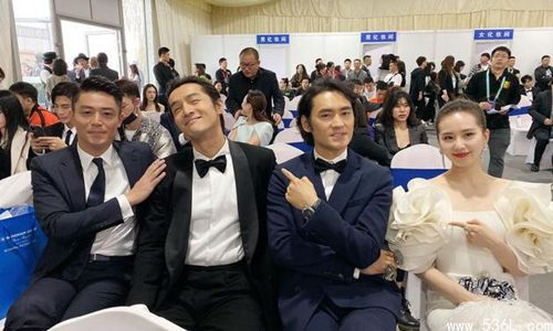 胡歌现身支持袁弘话剧并发文打call 署名花篮超用心