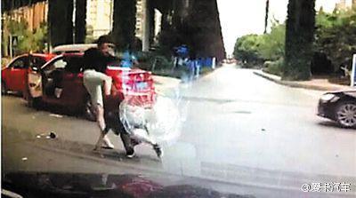 成都男司机暴打女司机过程（成都暴打女司机案开庭了）(1)