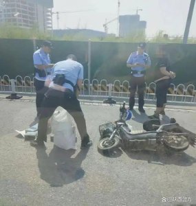​男子盗窃后忘摘面具，人群中成“显眼包”…被民警一眼盯上！