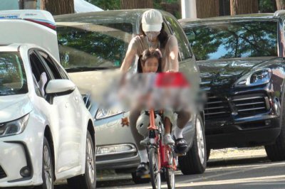 ​高圆圆骑单车接女儿放学，高清正脸首曝光像赵又廷