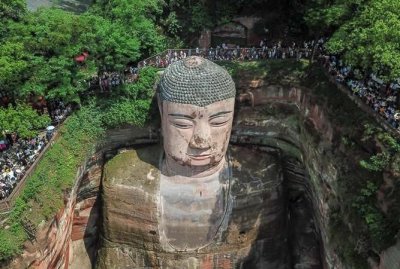 ​乐山大佛在哪里，乐山大佛在峨眉山附近吗？