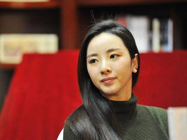 李思思的个人资料简介和照片（央视主持人李思思：嫁给大学同学，三年生俩娃，风光背后有艰辛）