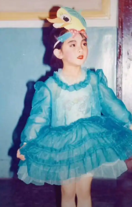 李思思的个人资料简介和照片（央视主持人李思思：嫁给大学同学，三年生俩娃，风光背后有艰辛）