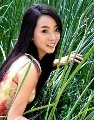 李思思的个人资料简介和照片（央视主持人李思思：嫁给大学同学，三年生俩娃，风光背后有艰辛）
