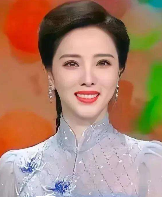 李思思的个人资料简介和照片（央视主持人李思思：嫁给大学同学，三年生俩娃，风光背后有艰辛）
