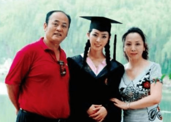 李思思的个人资料简介和照片（央视主持人李思思：嫁给大学同学，三年生俩娃，风光背后有艰辛）