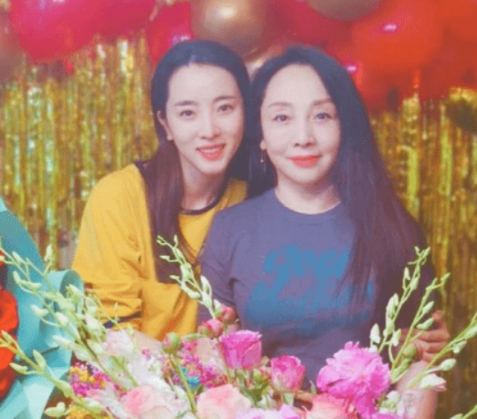 李思思的个人资料简介和照片（央视主持人李思思：嫁给大学同学，三年生俩娃，风光背后有艰辛）