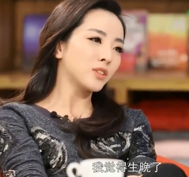 李思思的个人资料简介和照片（央视主持人李思思：嫁给大学同学，三年生俩娃，风光背后有艰辛）
