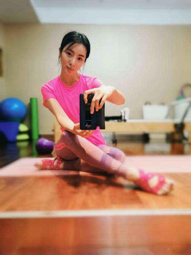 李思思的个人资料简介和照片（央视主持人李思思：嫁给大学同学，三年生俩娃，风光背后有艰辛）