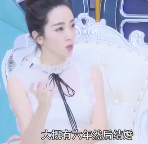 李思思的个人资料简介和照片（央视主持人李思思：嫁给大学同学，三年生俩娃，风光背后有艰辛）