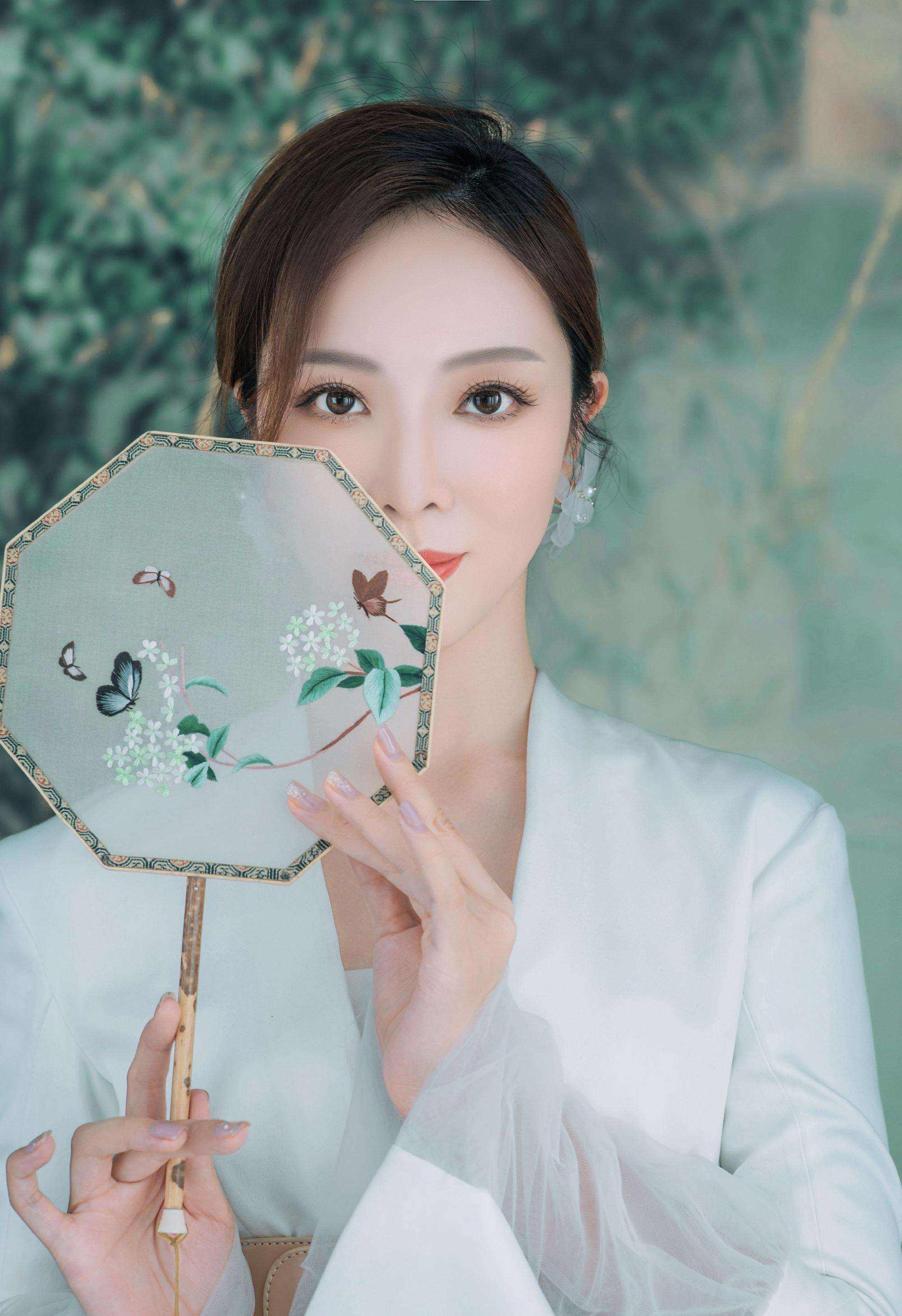 李思思的个人资料简介和照片（央视主持人李思思：嫁给大学同学，三年生俩娃，风光背后有艰辛）