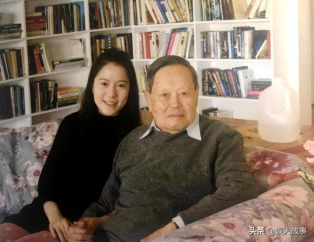 杨振宁的个人资料及简介 ：和翁帆恩爱19年，月薪百万都交给妻子，她的选择令人泪目