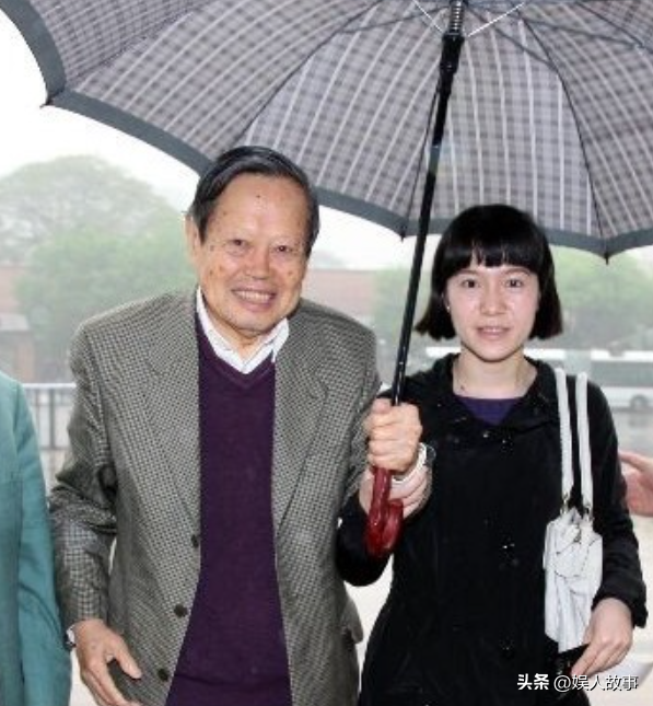 杨振宁的个人资料及简介 ：和翁帆恩爱19年，月薪百万都交给妻子，她的选择令人泪目