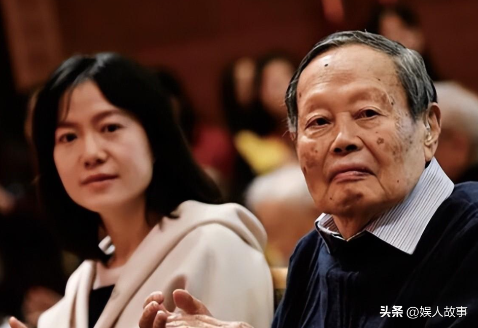 杨振宁的个人资料及简介 ：和翁帆恩爱19年，月薪百万都交给妻子，她的选择令人泪目