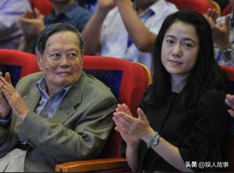 杨振宁的个人资料及简介 ：和翁帆恩爱19年，月薪百万都交给妻子，她的选择令人泪目
