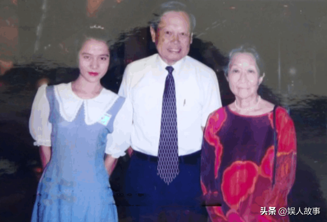 杨振宁的个人资料及简介 ：和翁帆恩爱19年，月薪百万都交给妻子，她的选择令人泪目