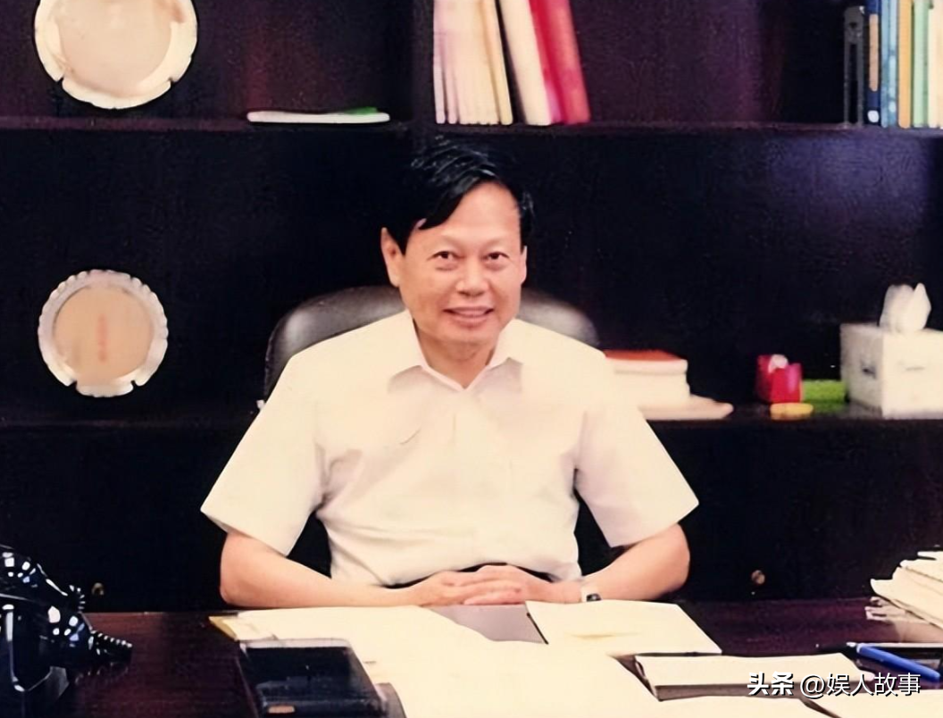 杨振宁的个人资料及简介 ：和翁帆恩爱19年，月薪百万都交给妻子，她的选择令人泪目