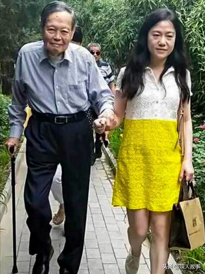 杨振宁的个人资料及简介 ：和翁帆恩爱19年，月薪百万都交给妻子，她的选择令人泪目
