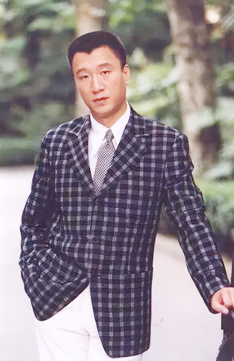 孙红雷与丁嘉丽分手20年：他娶海归美女做爸爸，她愧对女儿仍单身