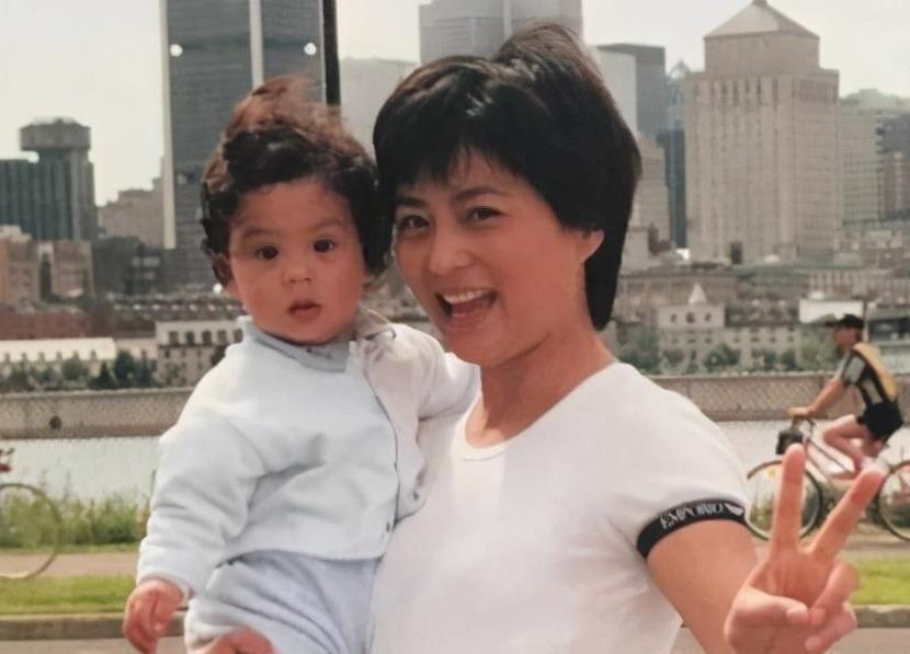 “玉兔精”李玲玉个人资料简介（两婚两离，单身抚养儿子多年，如今靠商演捞金）