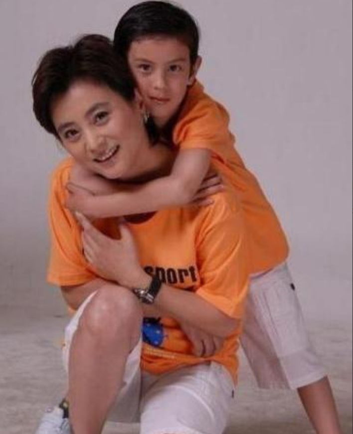 “玉兔精”李玲玉个人资料简介（两婚两离，单身抚养儿子多年，如今靠商演捞金）
