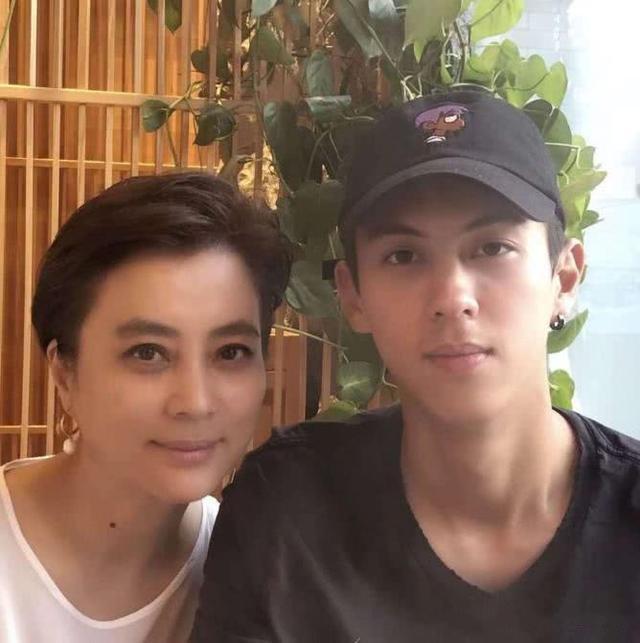 “玉兔精”李玲玉个人资料简介（两婚两离，单身抚养儿子多年，如今靠商演捞金）