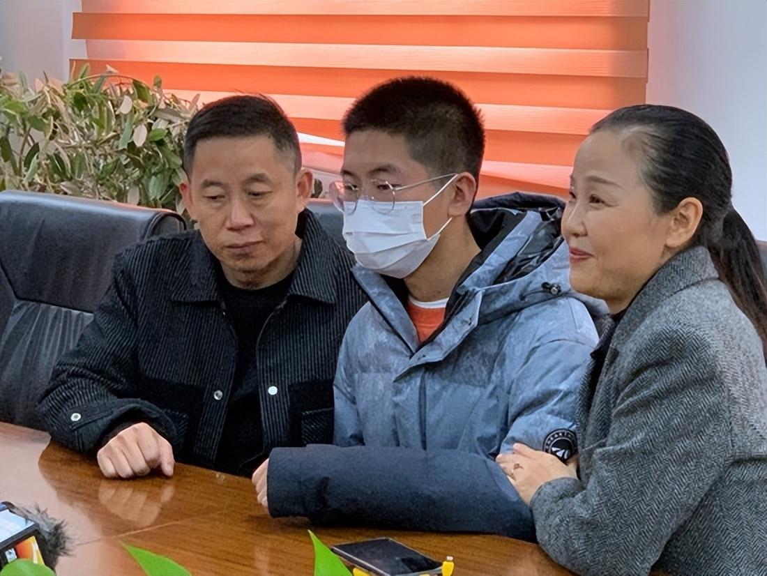 孙海洋的个人资料简介：从包子铺小老板，到百万粉丝网红，他的走红实属无奈