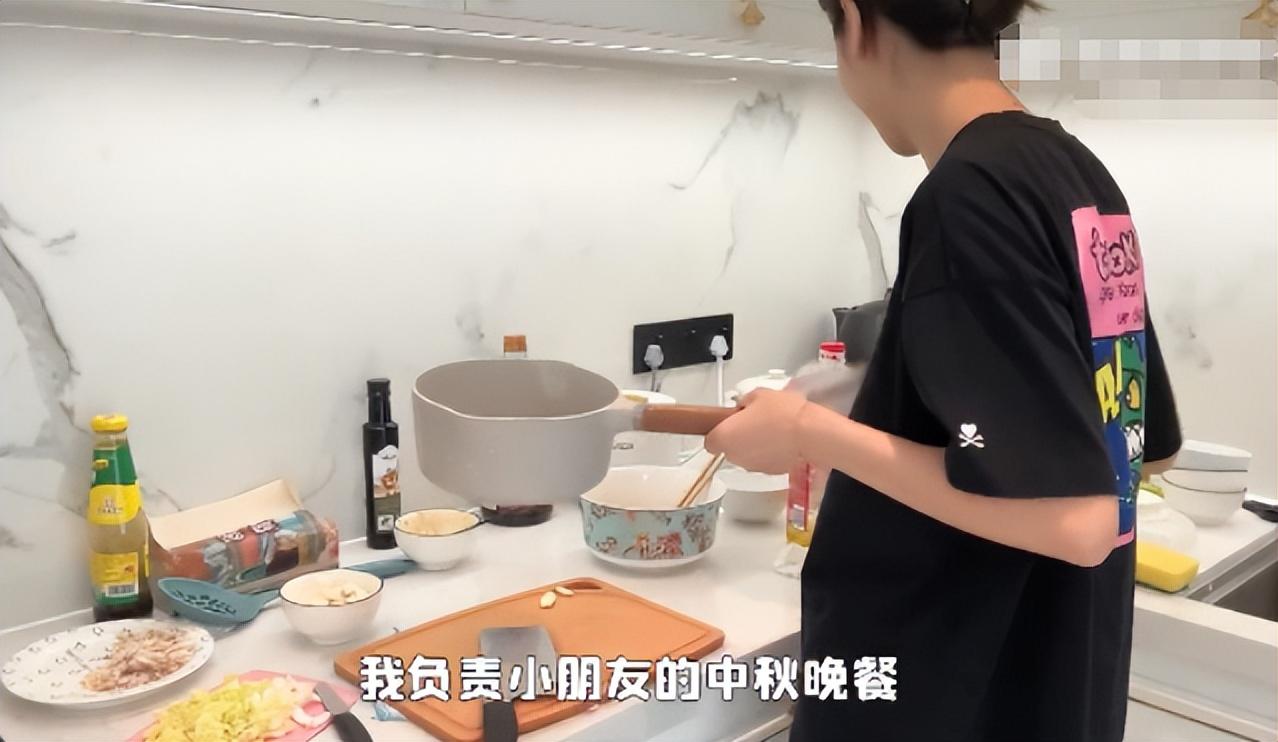 2岁张馨月个人资料及简介；生日宴曝光，与林峯头靠头切蛋糕"