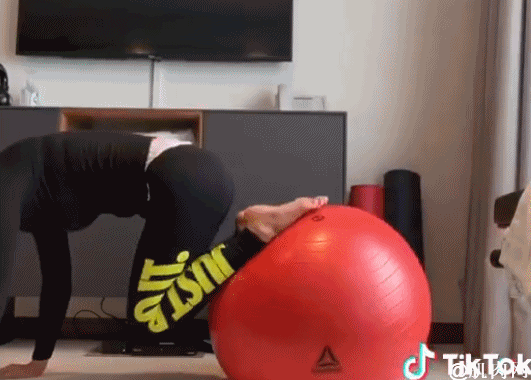 李玟个人资料简介年龄（47岁coco李玟晒健身照，甩臀扭腰，不愧是“电臀皇后”）