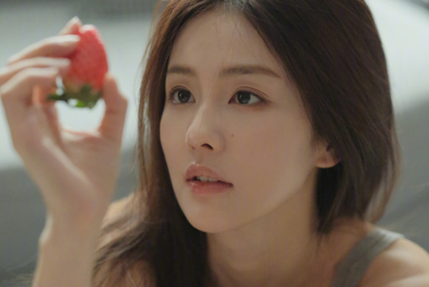 人气女星白鹿写真，灰色吊带显清纯，网友：美得不可方物