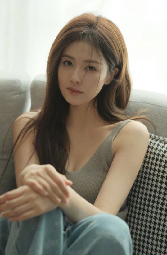 人气女星白鹿写真，灰色吊带显清纯，网友：美得不可方物