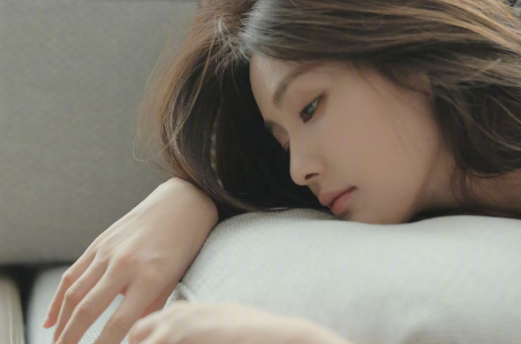 人气女星白鹿写真，灰色吊带显清纯，网友：美得不可方物