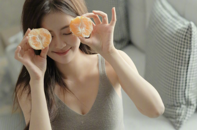 ​人气女星白鹿写真，灰色吊带显清纯，网友：美得不可方物