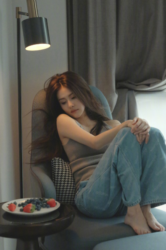 人气女星白鹿写真，灰色吊带显清纯，网友：美得不可方物