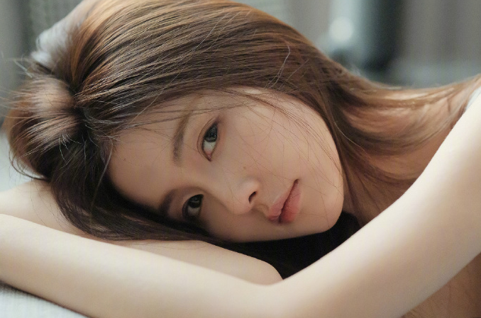 人气女星白鹿写真，灰色吊带显清纯，网友：美得不可方物