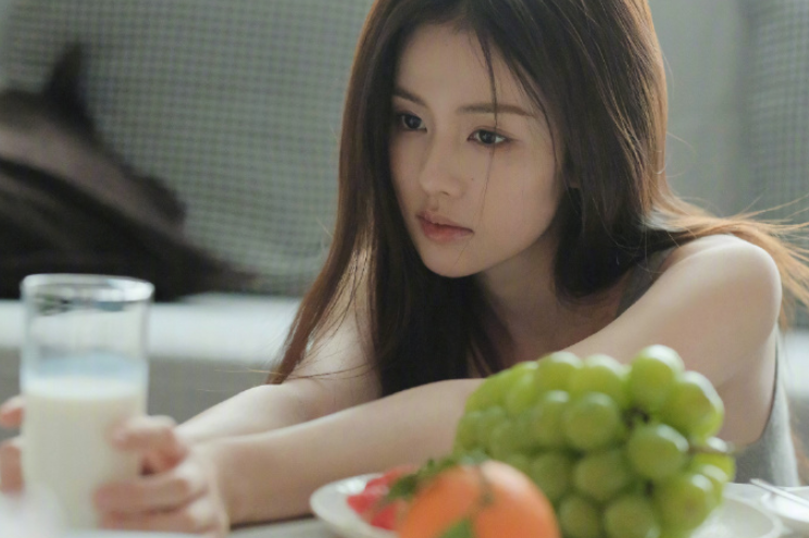 人气女星白鹿写真，灰色吊带显清纯，网友：美得不可方物