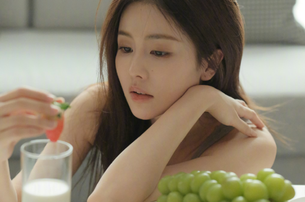 人气女星白鹿写真，灰色吊带显清纯，网友：美得不可方物