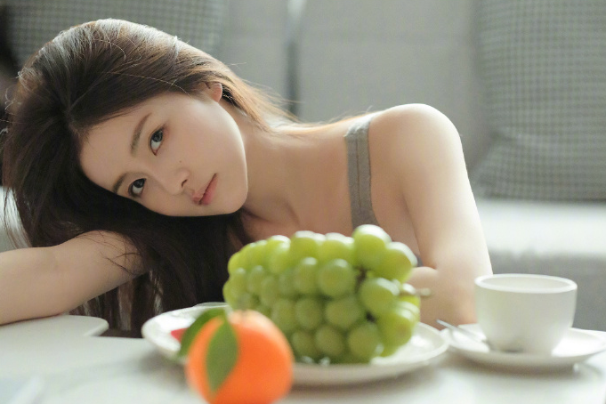 人气女星白鹿写真，灰色吊带显清纯，网友：美得不可方物
