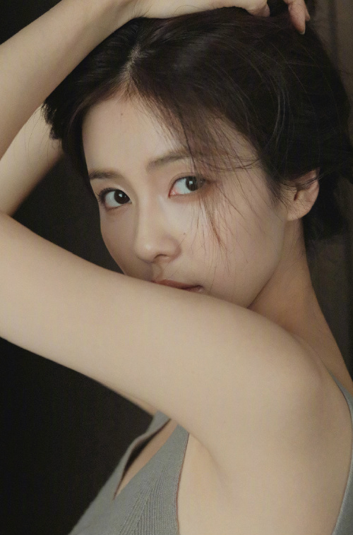 人气女星白鹿写真，灰色吊带显清纯，网友：美得不可方物