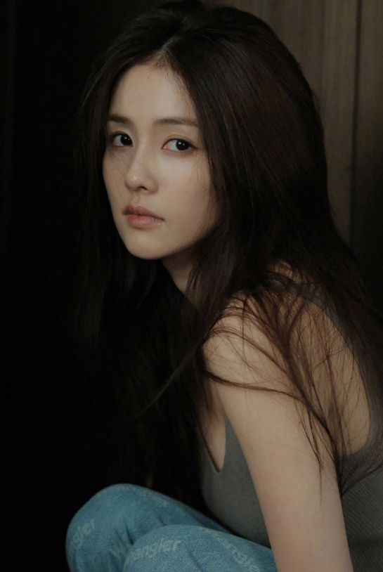 人气女星白鹿写真，灰色吊带显清纯，网友：美得不可方物